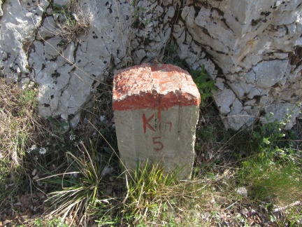 IMG 9665 Kilometrski kamen ob cesti na Sabotin