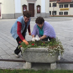 Sajenje rož pred cerkvijo sv. Jurija - 7. 10. 2014