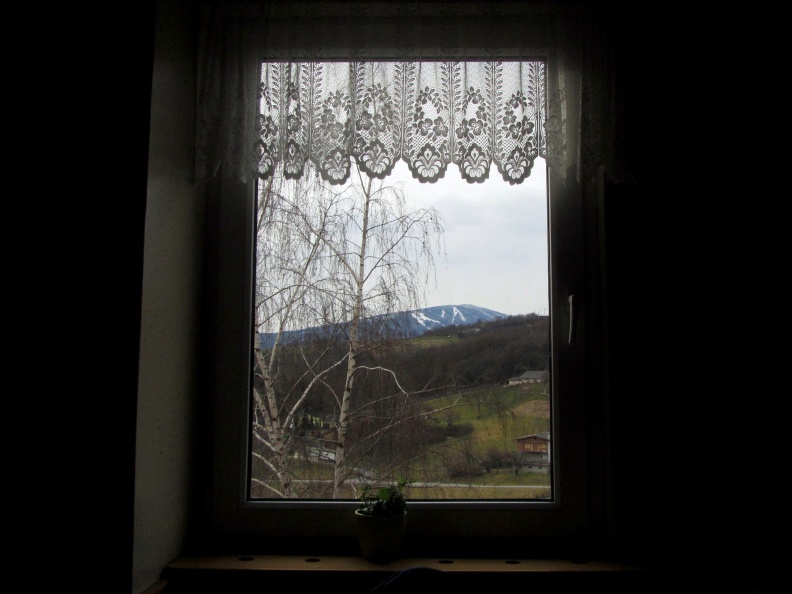 IMG_6295_Vodole-vinotoč Mak-pogled skozi okno proti Pohorju.jpg