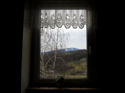 IMG 6295 Vodole-vinotoč Mak-pogled skozi okno proti Pohorju
