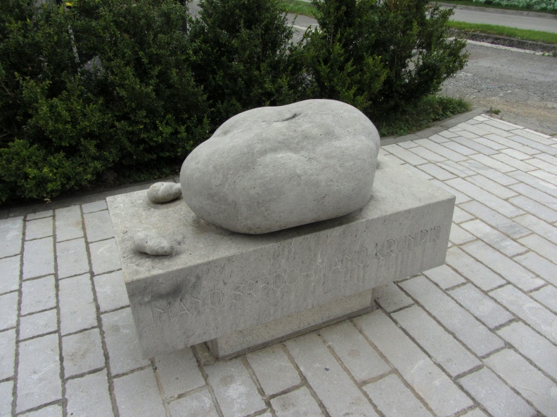 IMG_0110_Veliko Ubeljsko-spomenik krompirju.JPG