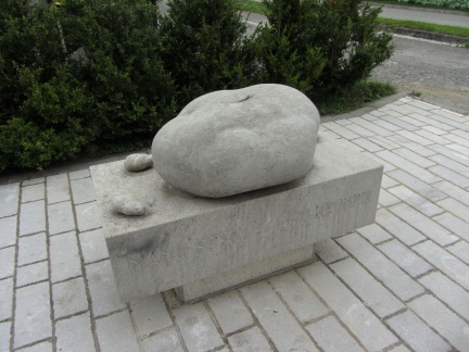 IMG 0110 Veliko Ubeljsko-spomenik krompirju
