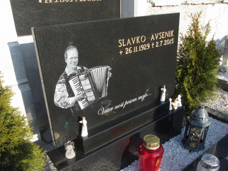 IMG_3864_Begunje-na grobu Slavka Avsenika.jpg