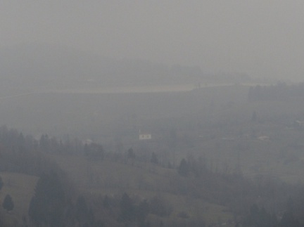 IMG 4168 Zamegljeni pogled z Jelenka na Kanalski Vrh in jezero ČHE Avče