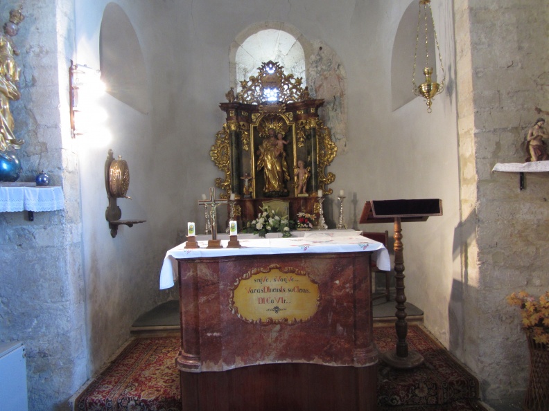 IMG_8326_Velika Nedelja-cerkev sv. Trojice-oltar v krstilnici.jpg