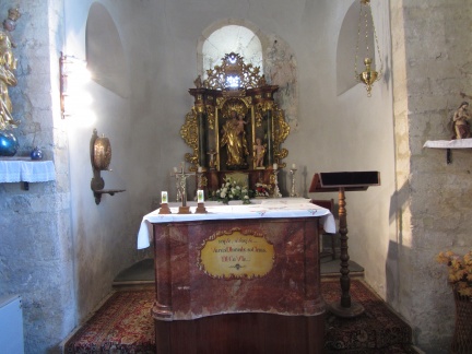 IMG 8326 Velika Nedelja-cerkev sv. Trojice-oltar v krstilnici