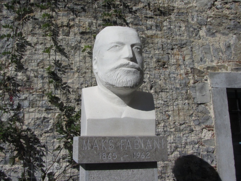 IMG_0991_Kobdilj-doprsni kip Maksa Fabianija, delo kiparja Janeza Pirnata.jpg
