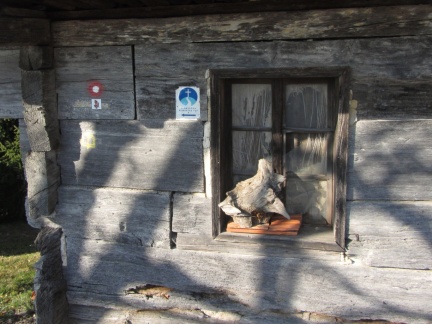 IMG 1182 Grušce-oznake Slomškove poti na stari leseni hiši