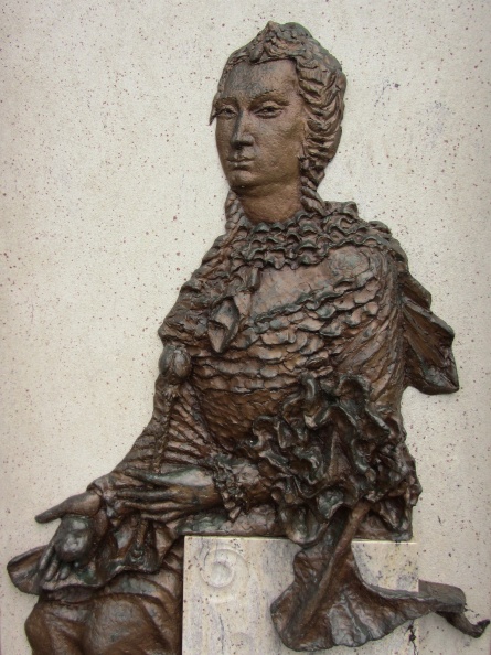 IMG_2607_Relief cesarice Marije Terezije na spomeniku krompirju v Šenčurju.JPG