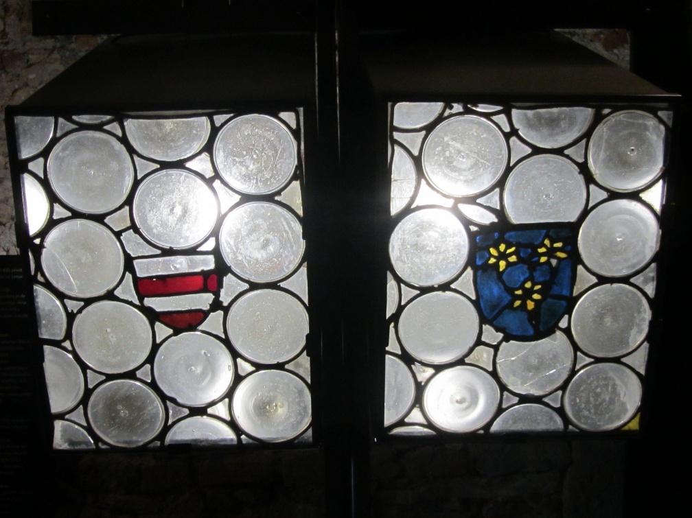 IMG 7589 Celje-Knežji dvor-Celjski grofje-vitraža z grbom Žovneških in Celjskih grofov