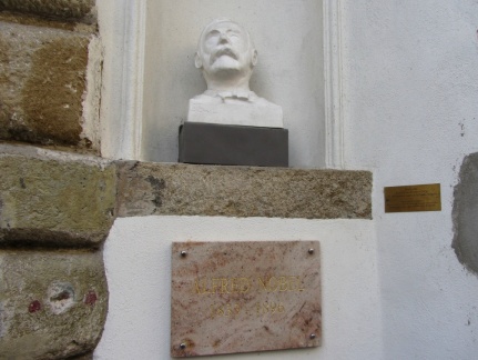 IMG 7624 Celje-Kvartirna hiša s kipom Alfreda Nobela