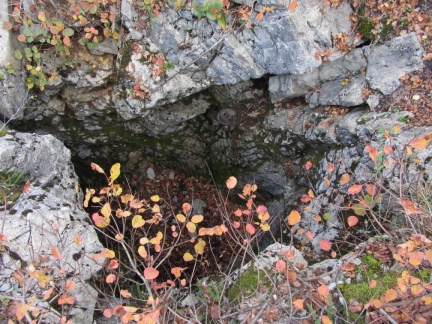 IMG 7766 Kraška jama ob poti na Grmado