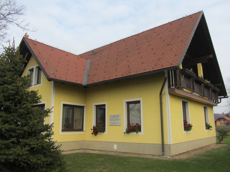IMG_8140_Dragotinci-hiša na mestu starejše hiše, v kateri se je rodil škof Vekoslav Grmič.jpg