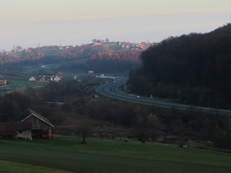 IMG_8215_Pomurska avtocesta od Breznikove izletniške kmetije v Komarnici.JPG