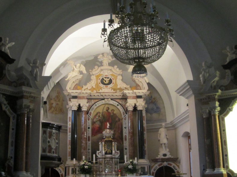 IMG_8280_Planina-cerkev sv. Kancijana s sliko v glavnem oltarju slikarja Janeza Wolfa.jpg
