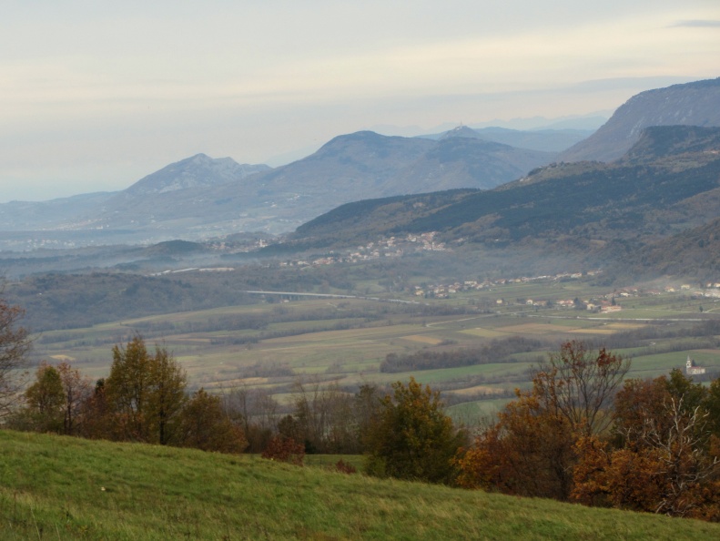 IMG_8297_Pogled v goriško smer (Sabotin, Škabrijel, Sv. gora) z grebena Ostrega vrha.jpg