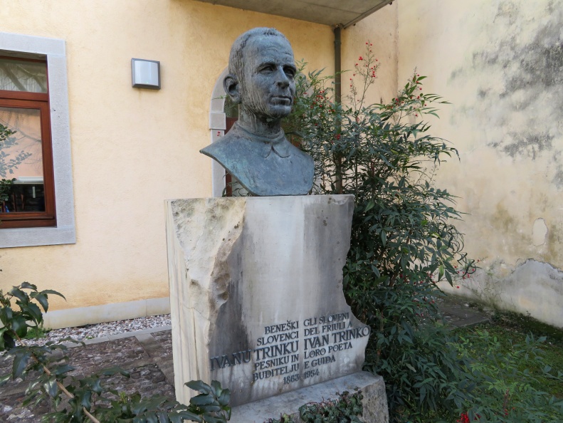 IMG_1657_Čedad (Cividale del Friuli)-doprsni kip Ivana Trinka, buditelja beneških Slovencev.JPG