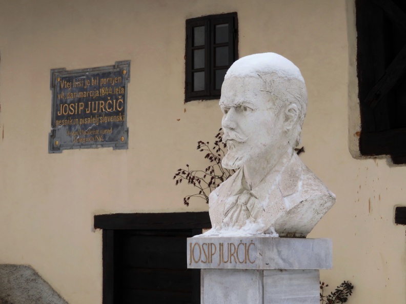 IMG_1852_Muljava-doprsni kip Josipa Jurčiča pred njegovo rojstno hišo.JPG