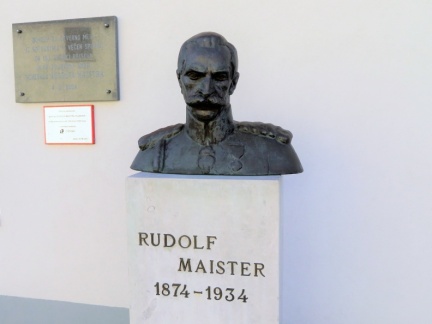 IMG 2653 Unec-doprsni kip Rudolfa Maistra