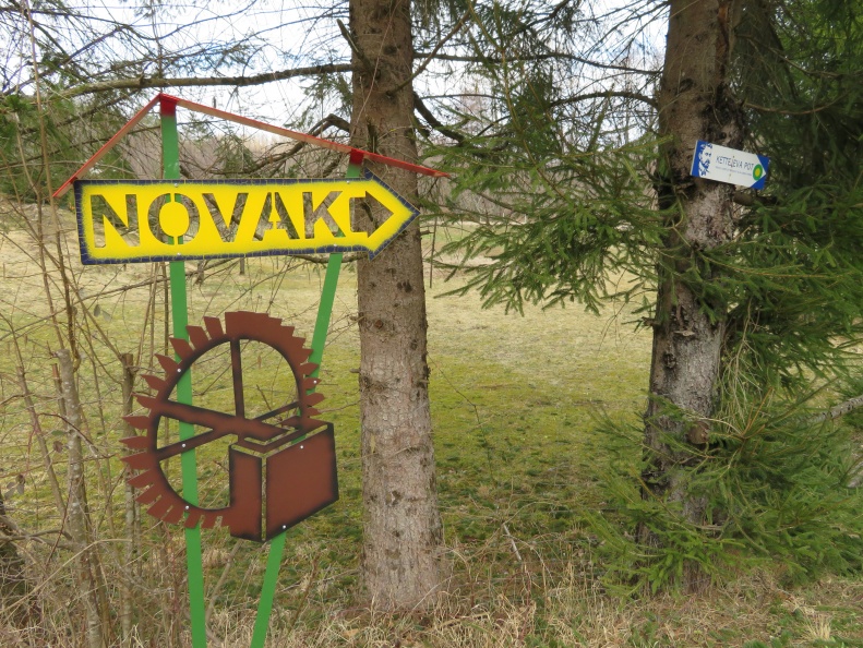 IMG_2202_Smerokaz za Novakov mlin in Kettejevo pot pri mostu čez Posrtev.JPG