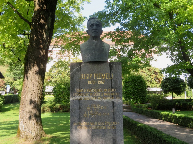 IMG_5383_Bled-spomenik matematika Josipa Plemlja.JPG