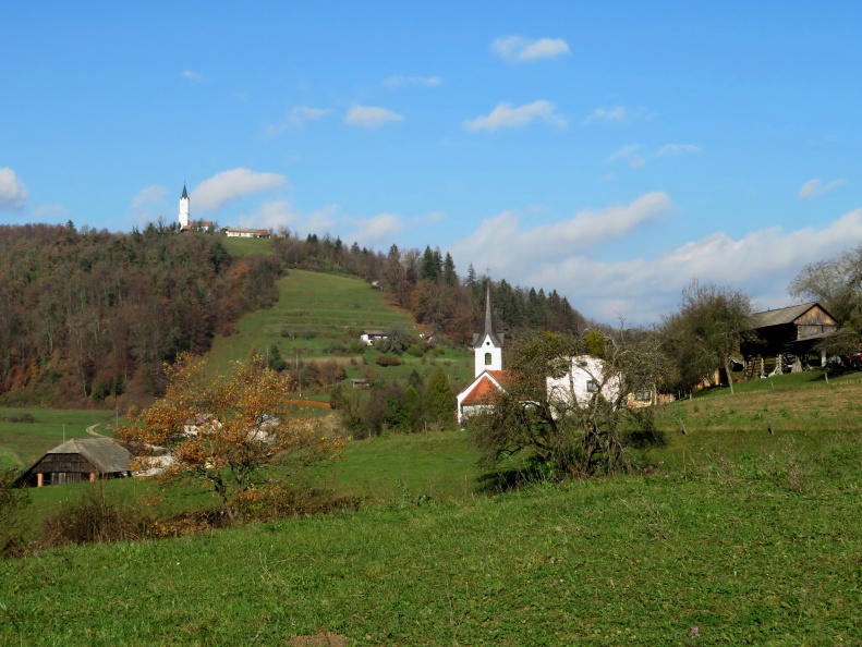 IMG_6360_Tržišče_zadaj Šentjurski hrib s cerkvijo sv. Jurija.JPG