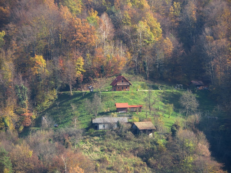 IMG_6376_Pogled na Kukčev čebelnjak na Krsinjem Vrhu iz Pavle vasi.JPG