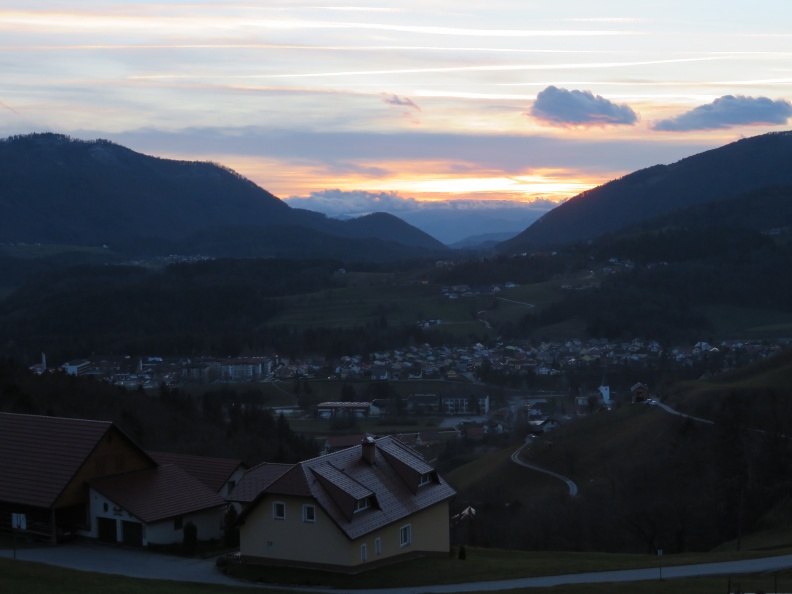 IMG_7408_Večerni pogled z Brinjeve Gore na Zreče po zatonu sonca.JPG
