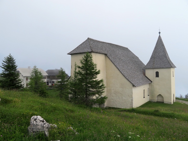 IMG_1339_Uršlja gora-cerkev sv. Uršule in planinski dom.JPG