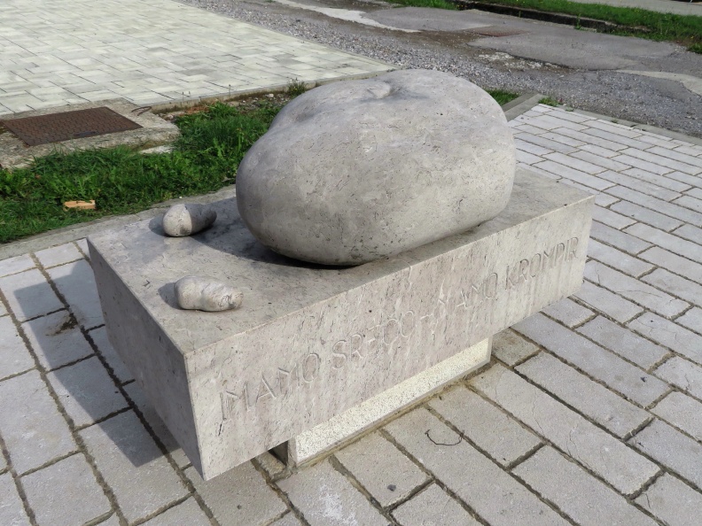 IMG_2344_Veliko Ubeljsko-spomenik krompirju.JPG
