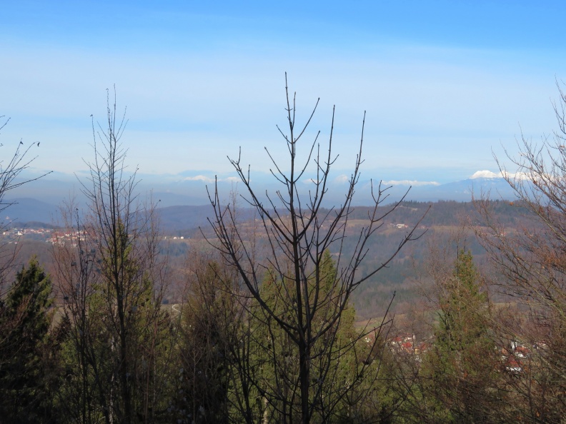 IMG_4158_Pogled s Šentrumarja na Ilovo Goro (levo), Hočevje (desno) in gorenjske snežake.JPG