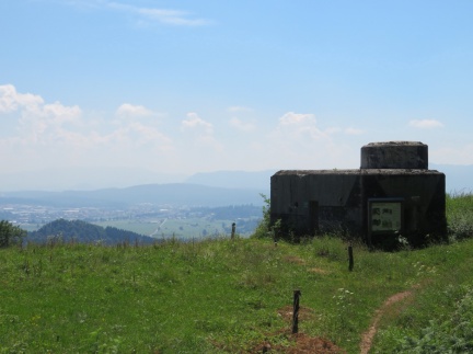 IMG 7440 Bunker na Rupnikovi liniji nad Jerinovim Gričem z Logatcem v ozadju