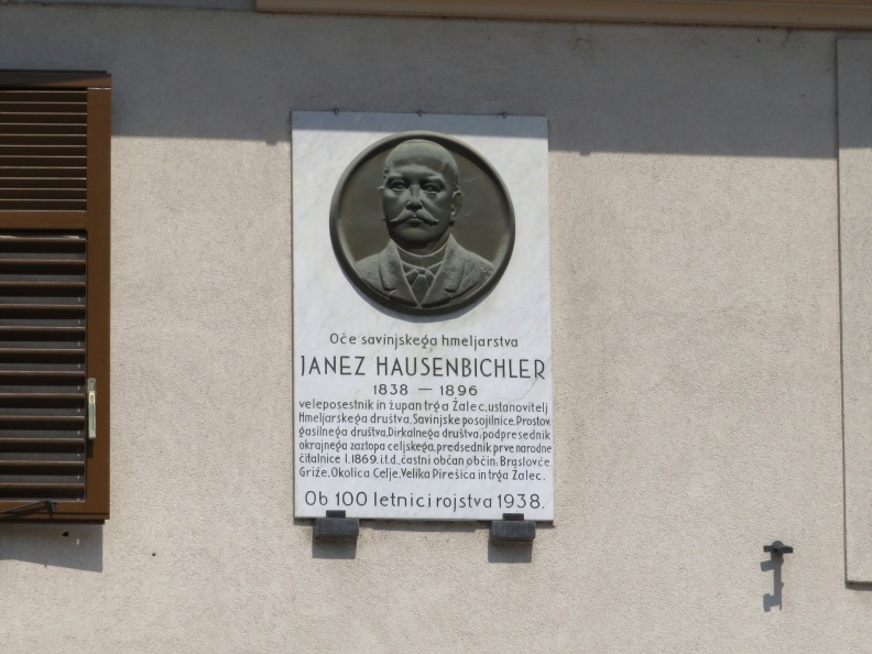 IMG_7877_Žalec-spominska plošča Janeza Hausenbichlerja, očeta savinjskega hmeljarstva.JPG
