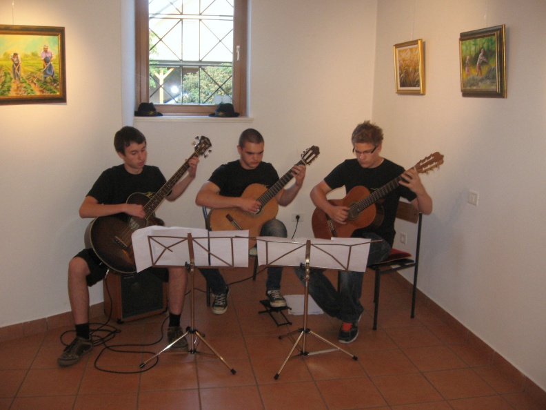 IMG_0761_Janez Rant-razstava Dan krompirja v Šenčurju-Trio AL kitaro.jpg