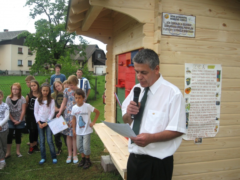 IMG_1113_Otvoritev šolsko učnega čebelnjaka-Damjan Kimovec, predsednik Čebelarske družine Šenčur.JPG