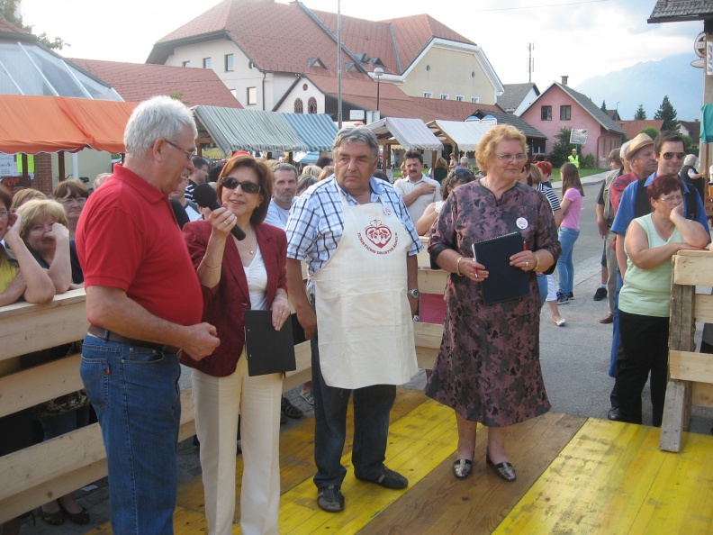 IMG 1446 Župani v praženju krompirja-komisija-Anton Čadež, Primož Frantar in Zalka Jovanovič