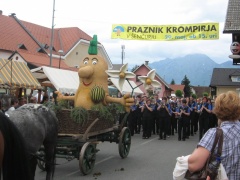 IMG 4801 Krompirjeva maskota in Pihalna godba Občine Šenčur