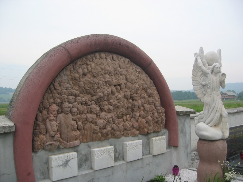 253_5349 Videm-spomenik družine Drobnič, delo Franceta Kralja.JPG