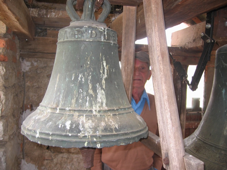174_7480 Zvon iz leta 1371 v cerkvi sv. Roka v Hrastu.JPG