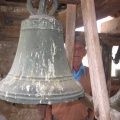 174 7480 Zvon iz leta 1371 v cerkvi sv. Roka v Hrastu
