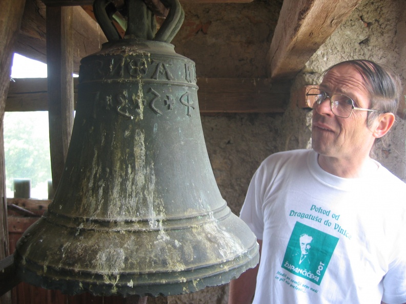 174_7482 Zvon iz leta 1371 v cerkvi sv. Roka v Hrastu.JPG