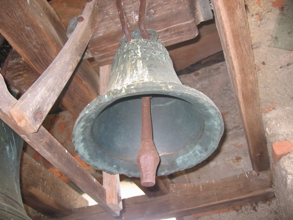 174 7484 Zvon iz leta 1371 v cerkvi sv. Roka v Hrastu