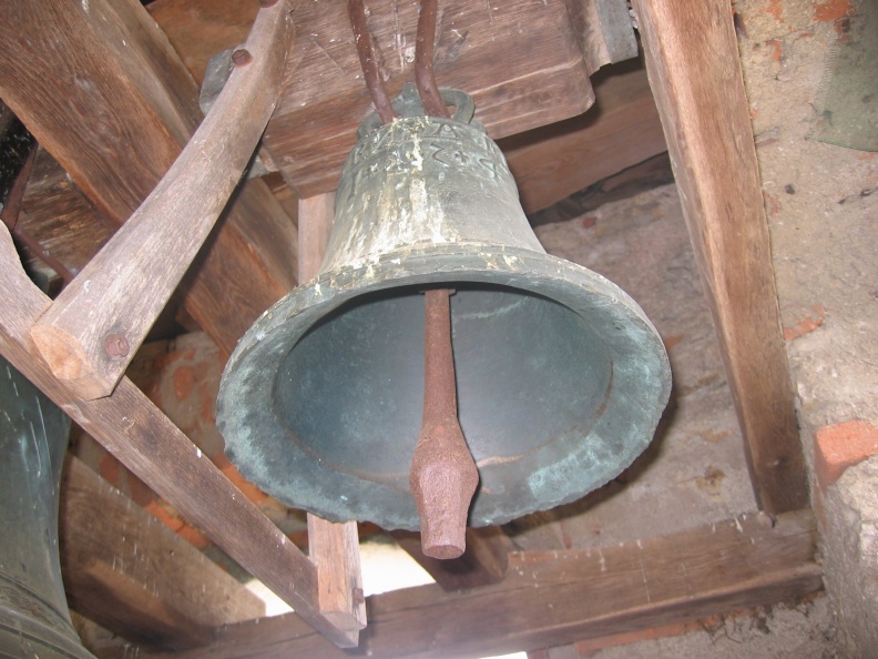 174_7484 Zvon iz leta 1371 v cerkvi sv. Roka v Hrastu.JPG