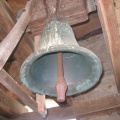 174 7484 Zvon iz leta 1371 v cerkvi sv. Roka v Hrastu