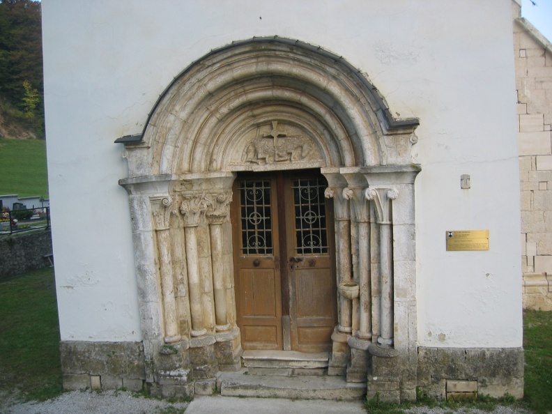 205_0589 Špitalič-romanski portal na Marijini cerkvi.JPG