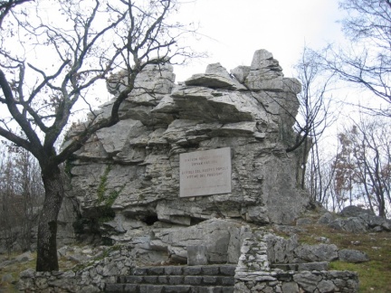 219 1926 Stene-apnenčasti osamelec - spomenik