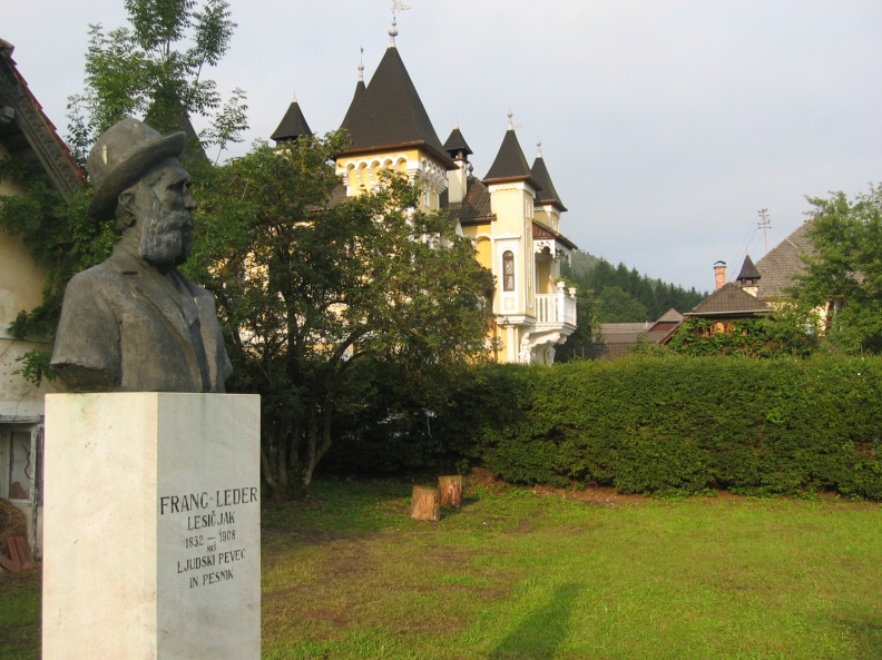 188 8802 Globasnica-spomenik Lesičjaku in grad Elberstein