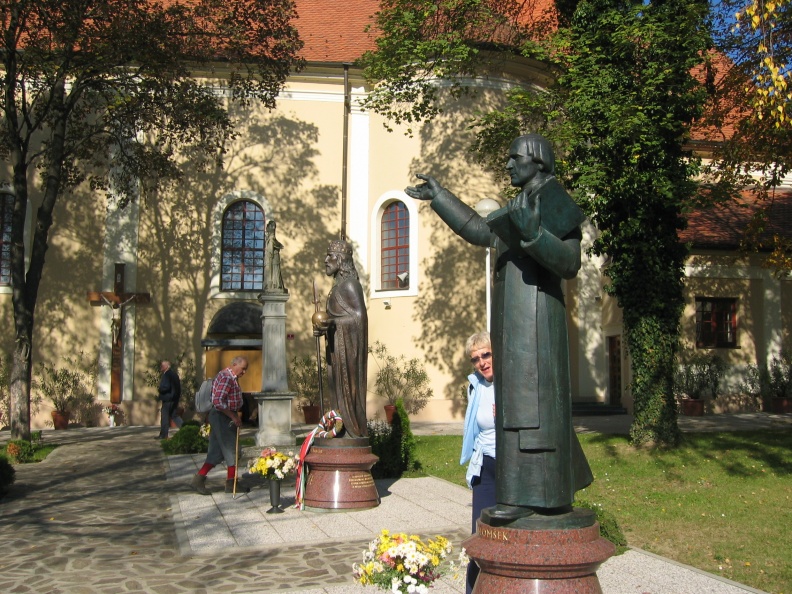 207_0754 Slomškov in Istvánov kip v Lendavi.JPG