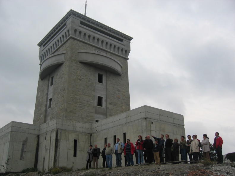 210_1064 Pri spomeniku (stolpu) Tigrovcem na Cerju.JPG