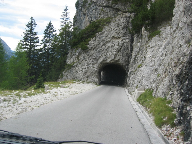 125_2544 Vožnja skozi tunele na mangrtski cesti.JPG